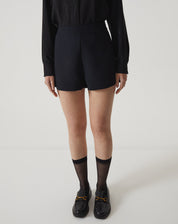 Shorts Curto Evasê de Alfaiataria - Preto