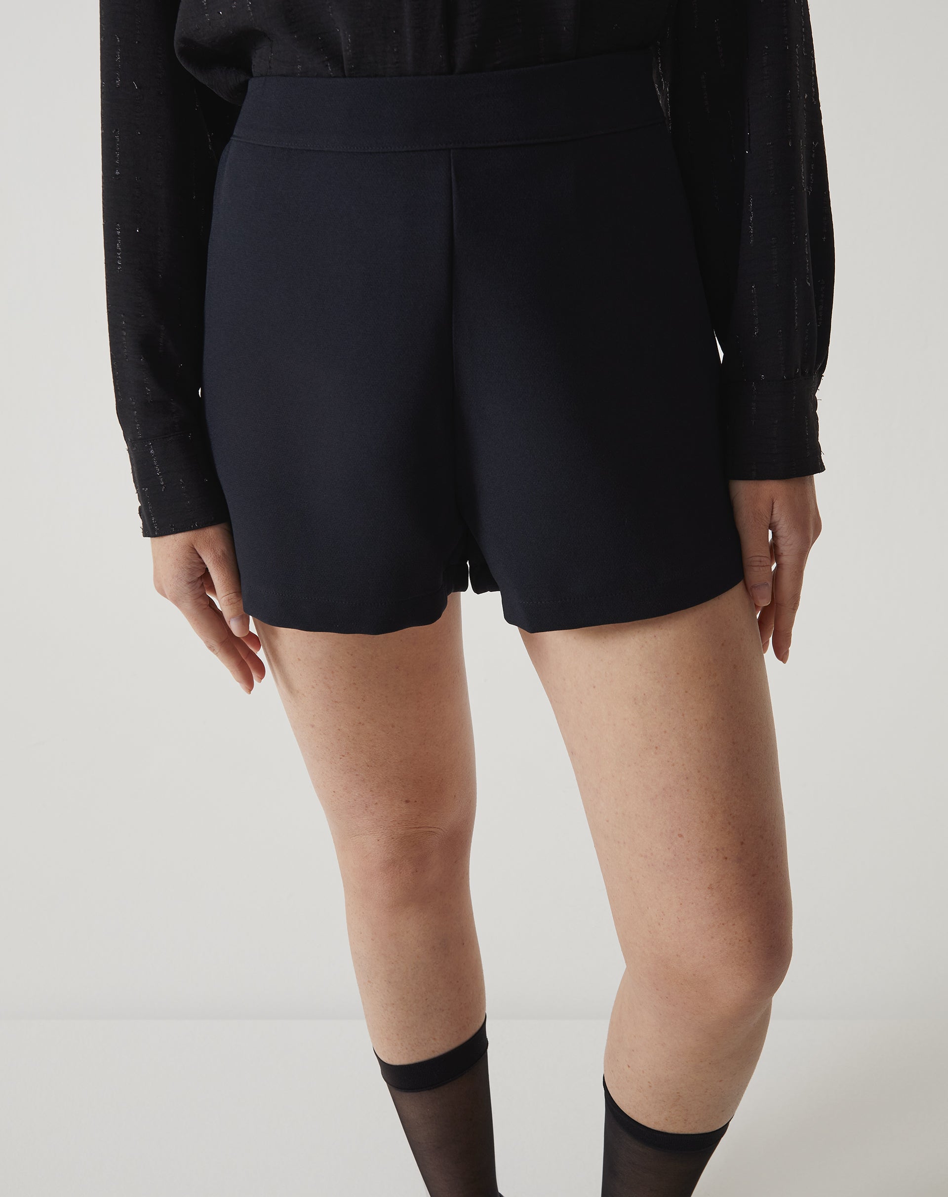 Shorts Curto Evasê de Alfaiataria - Preto