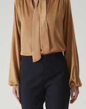 Vista traseira da calça slim preta de alfaiataria.