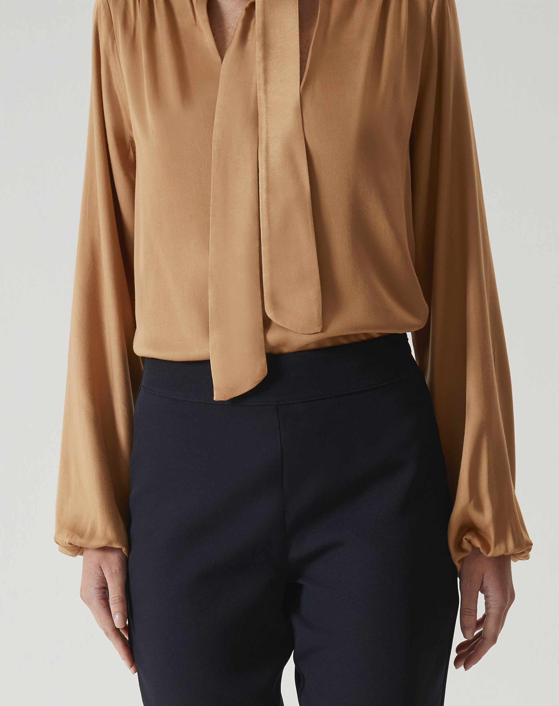 Vista traseira da calça slim preta de alfaiataria.