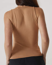 Vista traseira da regata, destacando o ajuste e acabamento.