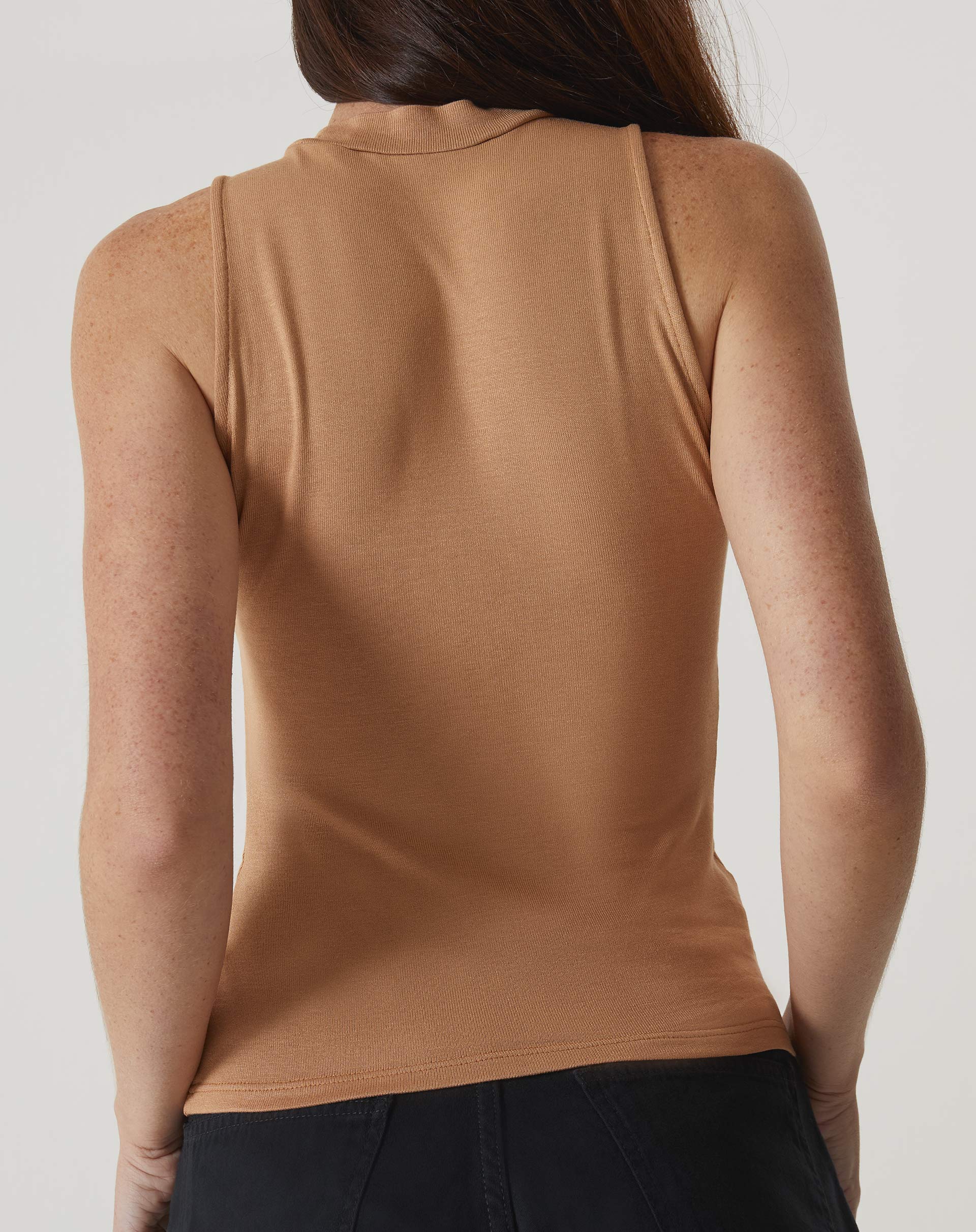 Vista traseira da regata, destacando o ajuste e acabamento.