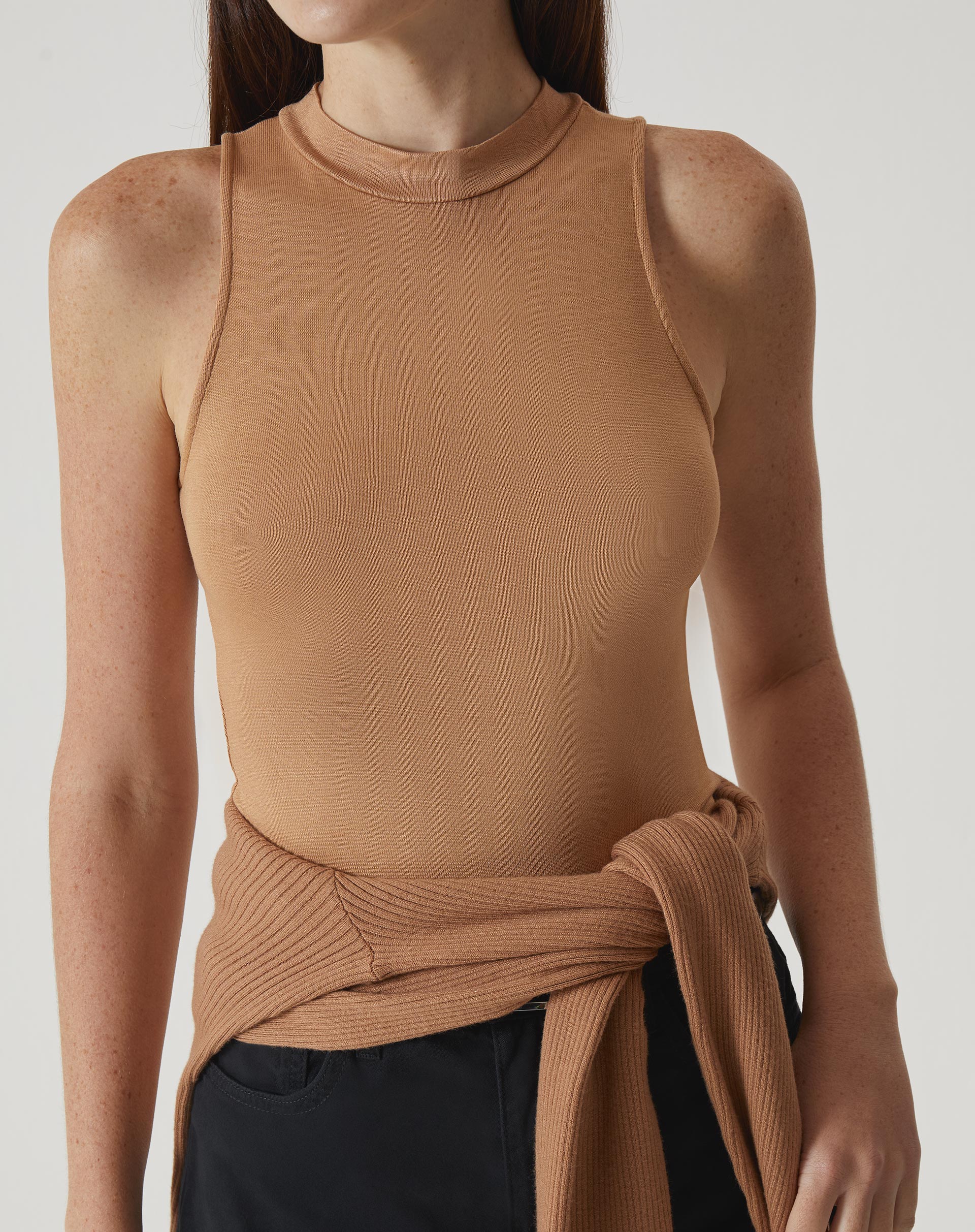 Regata Gola Alta de Malha em bege, vista frontal com detalhes do tecido.