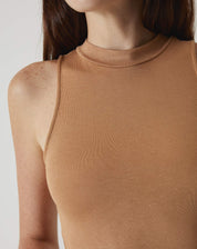 Close-up da gola alta e tecido da regata.