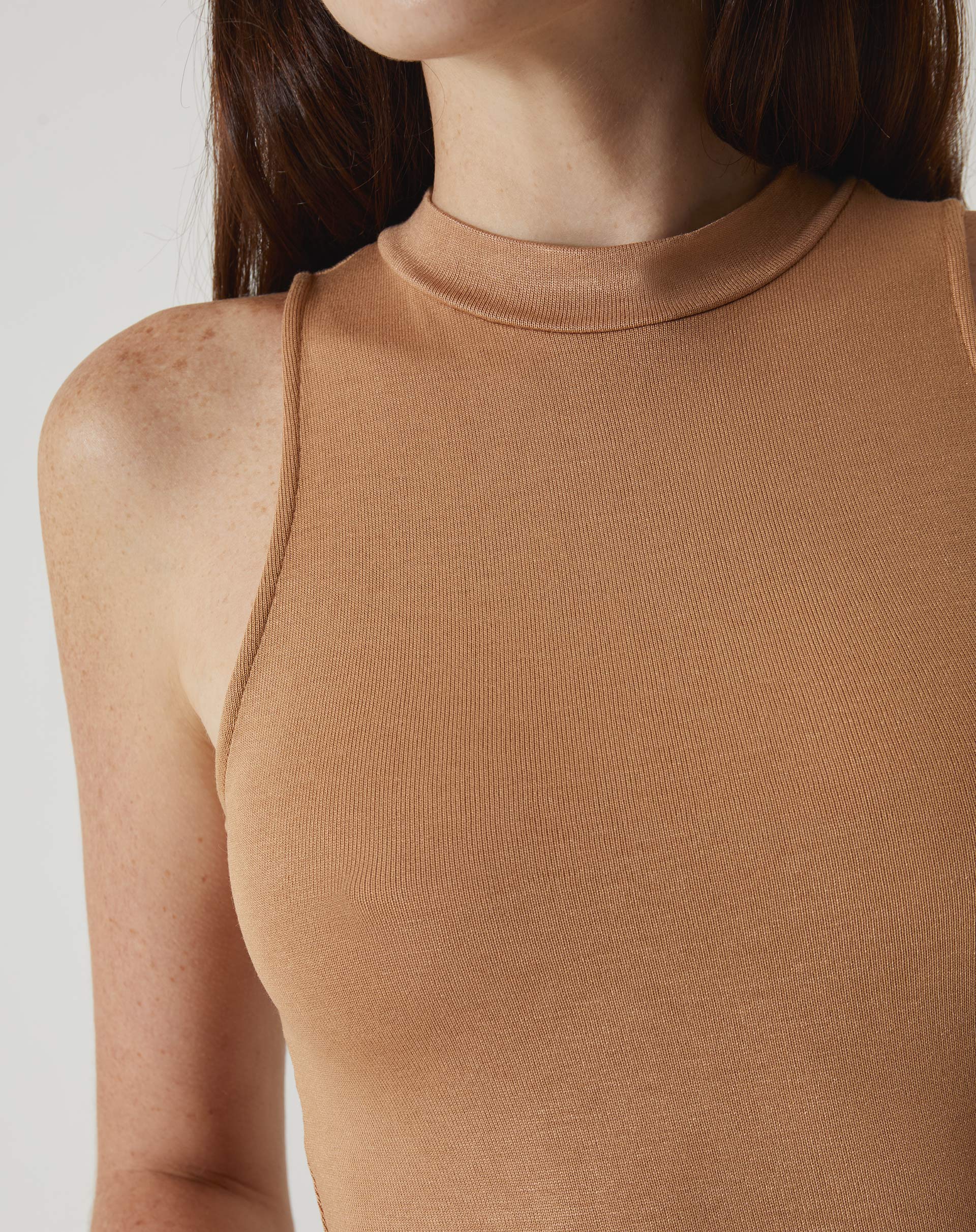 Close-up da gola alta e tecido da regata.