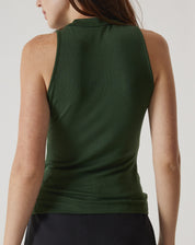 Vista lateral da regata verde com gola alta.