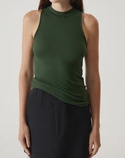 Regata verde com gola alta, vista frontal.