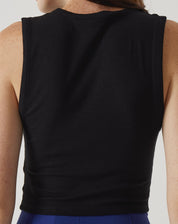 Regata curta de malha preta vista de costas, destacando o acabamento e o tecido.