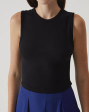 Regata curta de malha preta vista de frente, destacando o design sem alças e o decote gola.