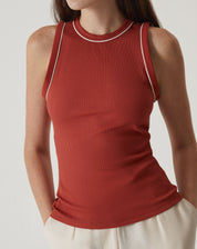 Regata Slim de Malha em laranja, vista frontal com detalhes do tecido.