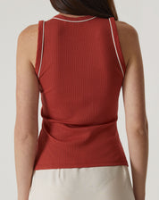 Vista traseira da Regata Slim de Malha em laranja, destacando o design minimalista.