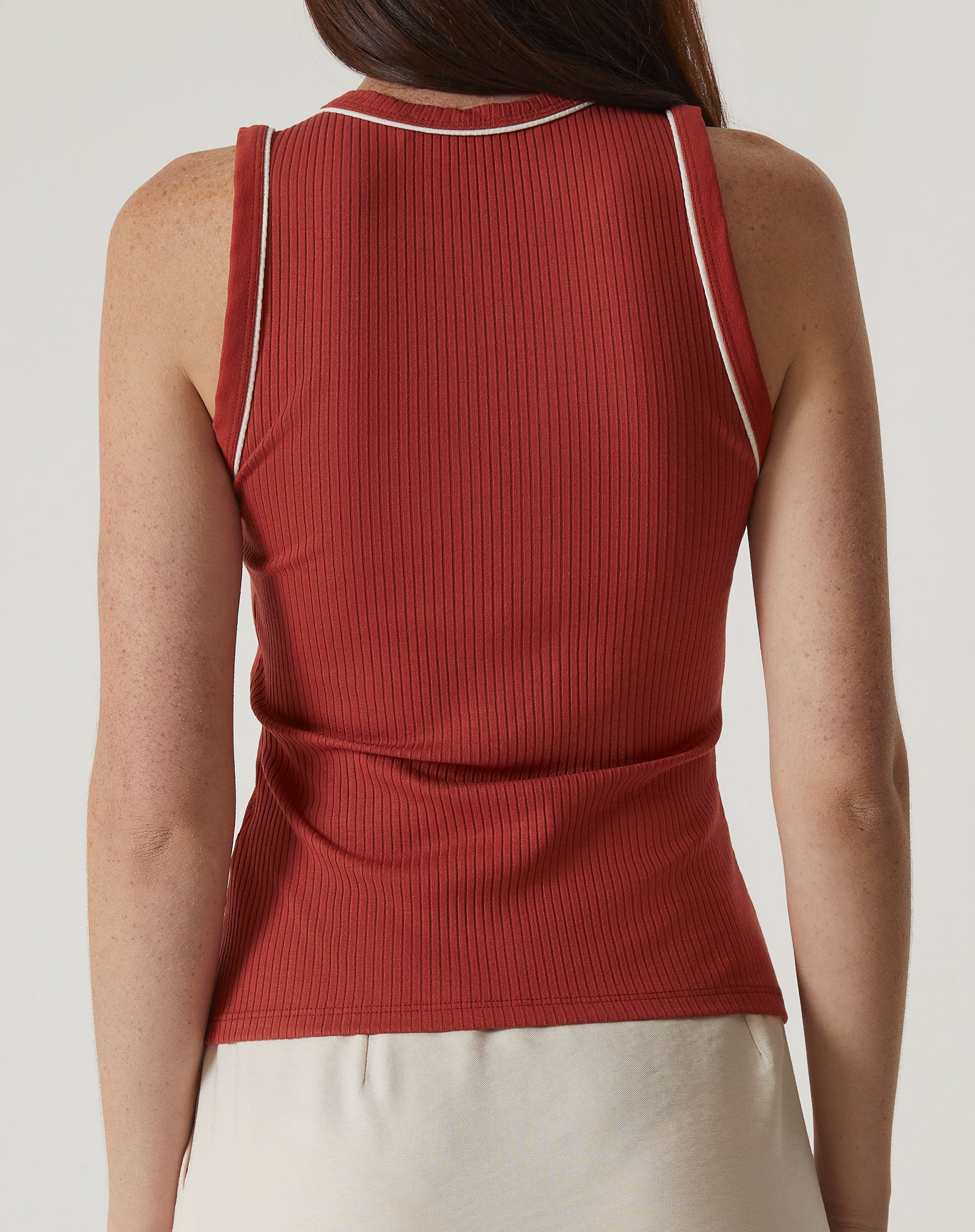 Vista traseira da Regata Slim de Malha em laranja, destacando o design minimalista.