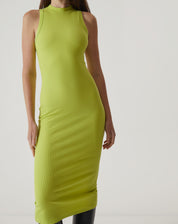 Modelo vestindo um vestido verde sem mangas com design slim e comprimento midi, posando de frente.