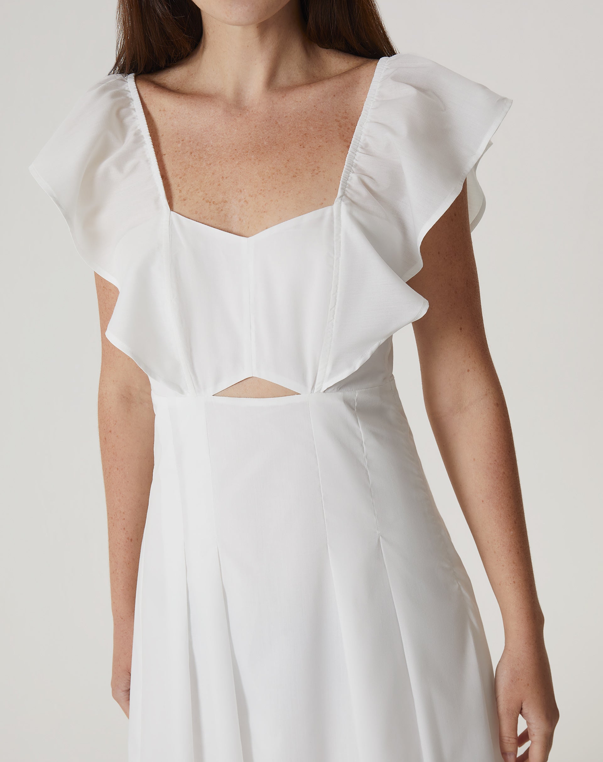 Imagem de um vestido midi off-white de tricoline com decote reto e mangas curtas, visto de frente.