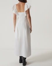 Imagem de um vestido midi off-white de tricoline com decote reto e mangas curtas, mostrando detalhes do acabamento.