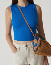 Regata curta de malha azul vista de frente, destacando o design minimalista e o decote gola.