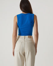 Vista traseira da regata curta de malha azul, mostrando o design sem alça.