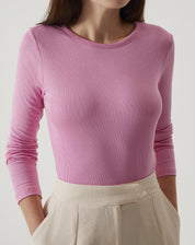 Blusa manga longa rosa com gola redonda, vista frontal.