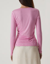 Vista traseira da blusa manga longa rosa mostrando o caimento.