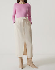 Blusa manga longa rosa combinada com saia midi branca, vista completa.