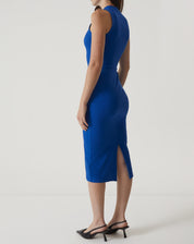 Close-up do vestido azul sem mangas, destacando o tecido de malha e a gola alta.