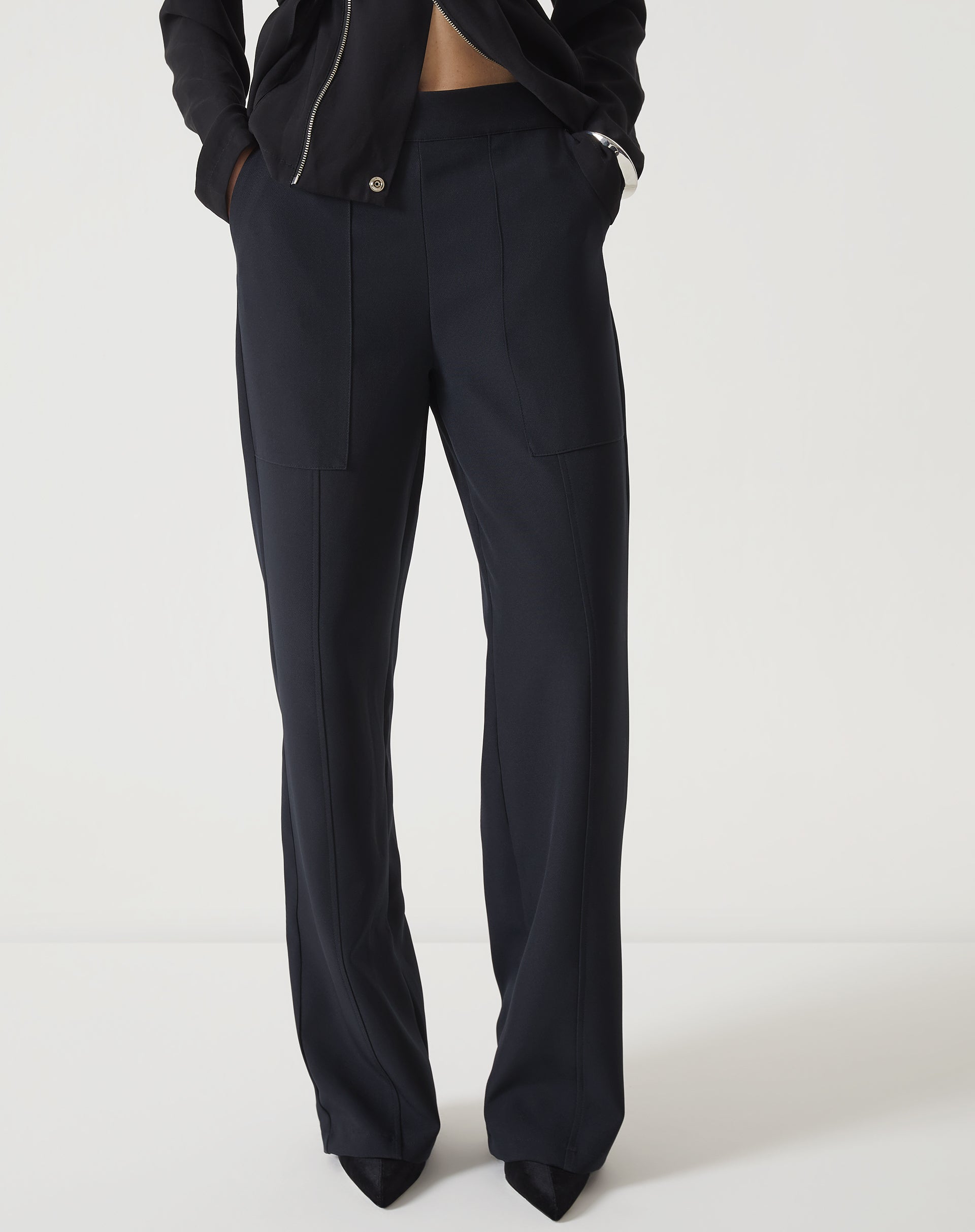 Vista frontal completa da calça reta de alfaiataria preta.