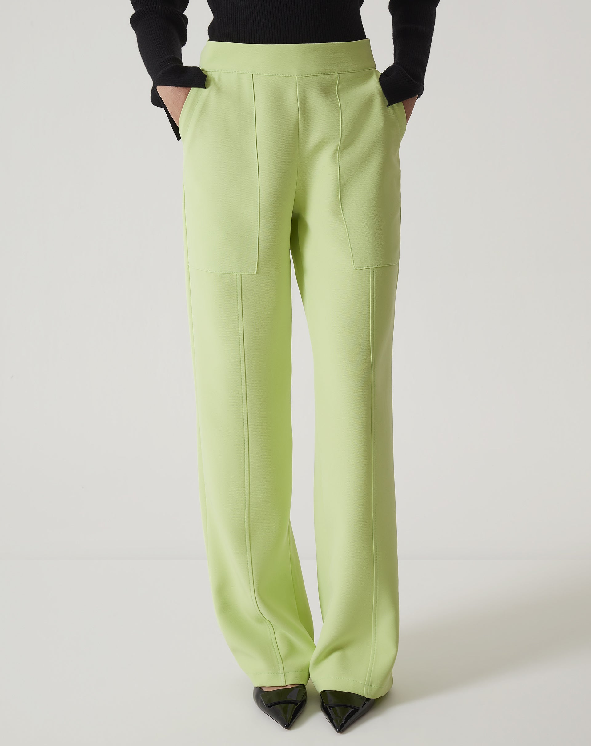 Vista frontal da calça reta de alfaiataria verde claro.