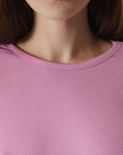 Detalhe da gola redonda da blusa manga longa rosa.