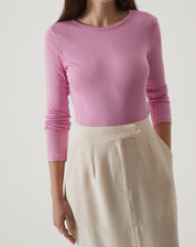 Blusa manga longa rosa com mangas ajustadas, vista lateral.