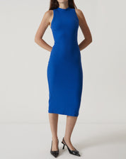 Modelo vestindo vestido azul sem mangas com design slim e comprimento midi, posando de costas.