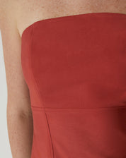 BLUSA SEM ALÇAS ALFAIATARIA - MARROM