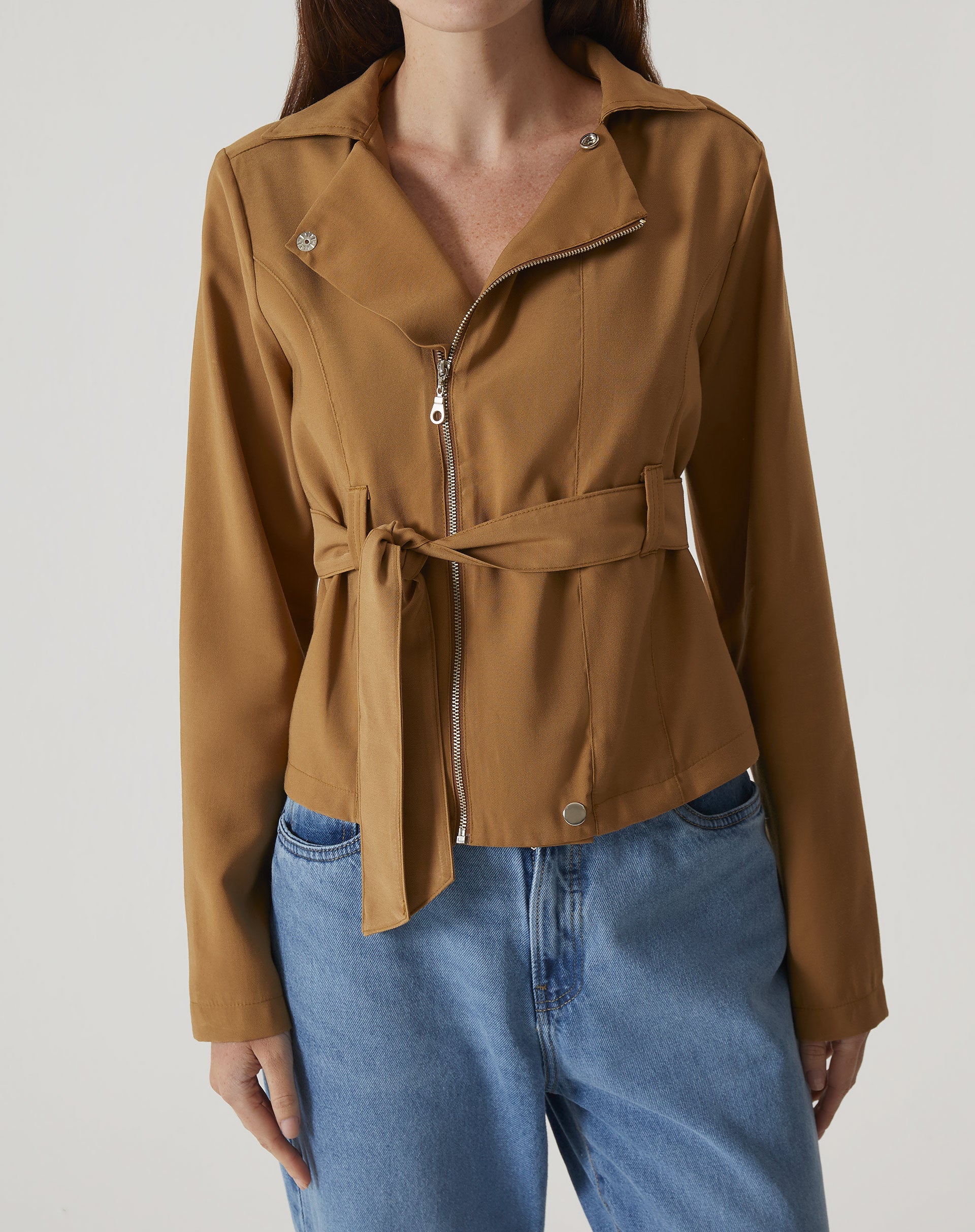 JAQUETA COM AMARRAÇÃO DE ALFAIATARIA - MARROM