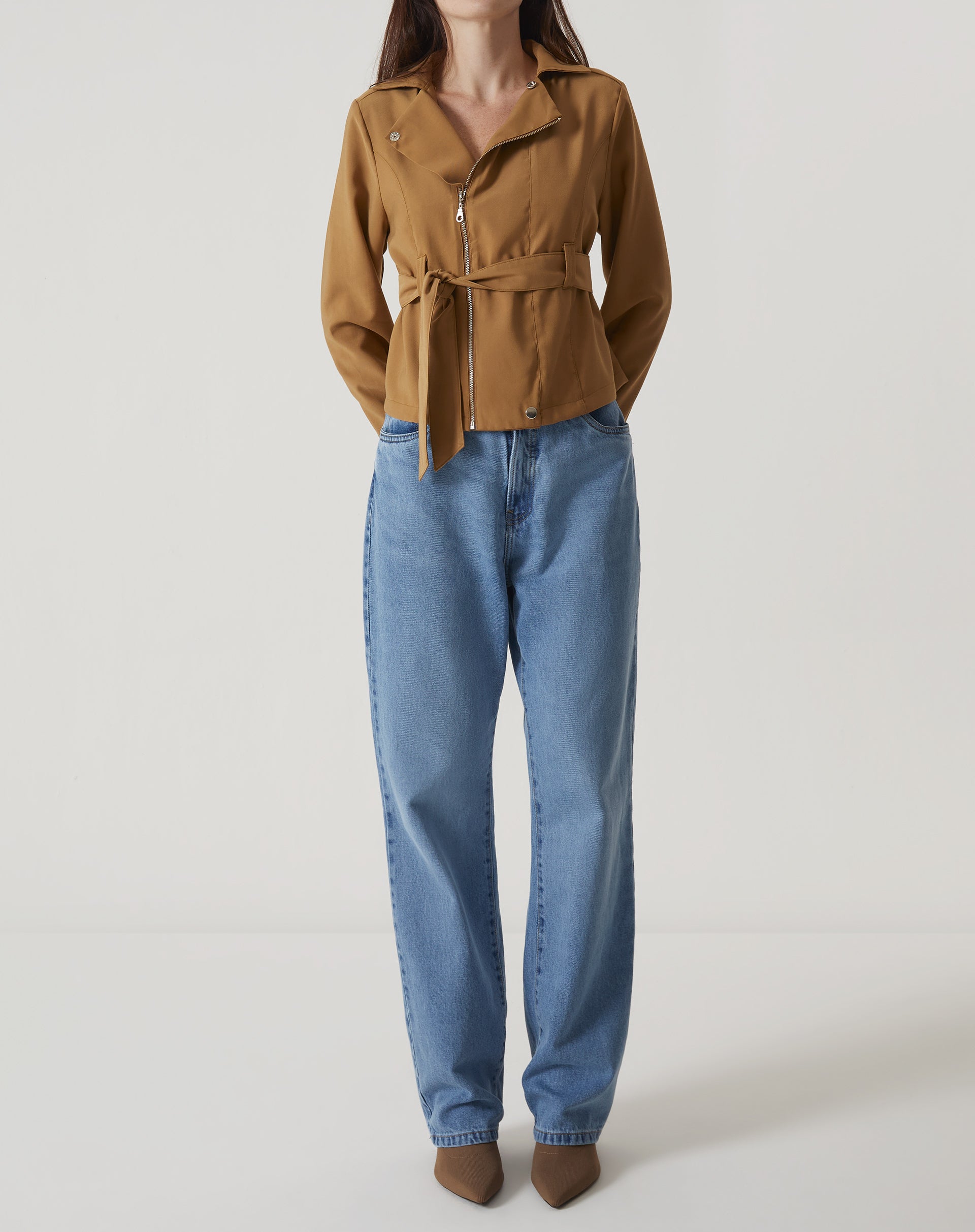 JAQUETA COM AMARRAÇÃO DE ALFAIATARIA - MARROM