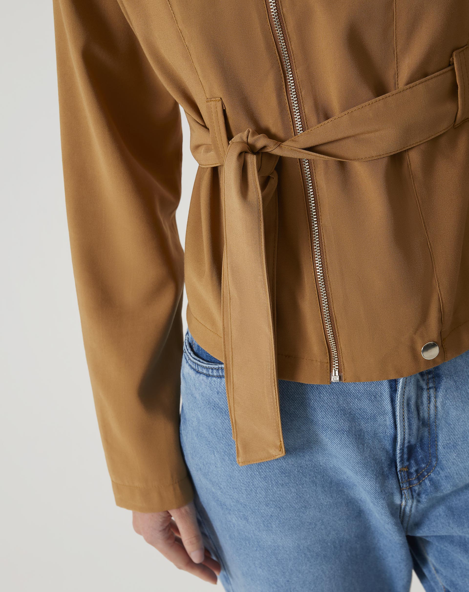 JAQUETA COM AMARRAÇÃO DE ALFAIATARIA - MARROM