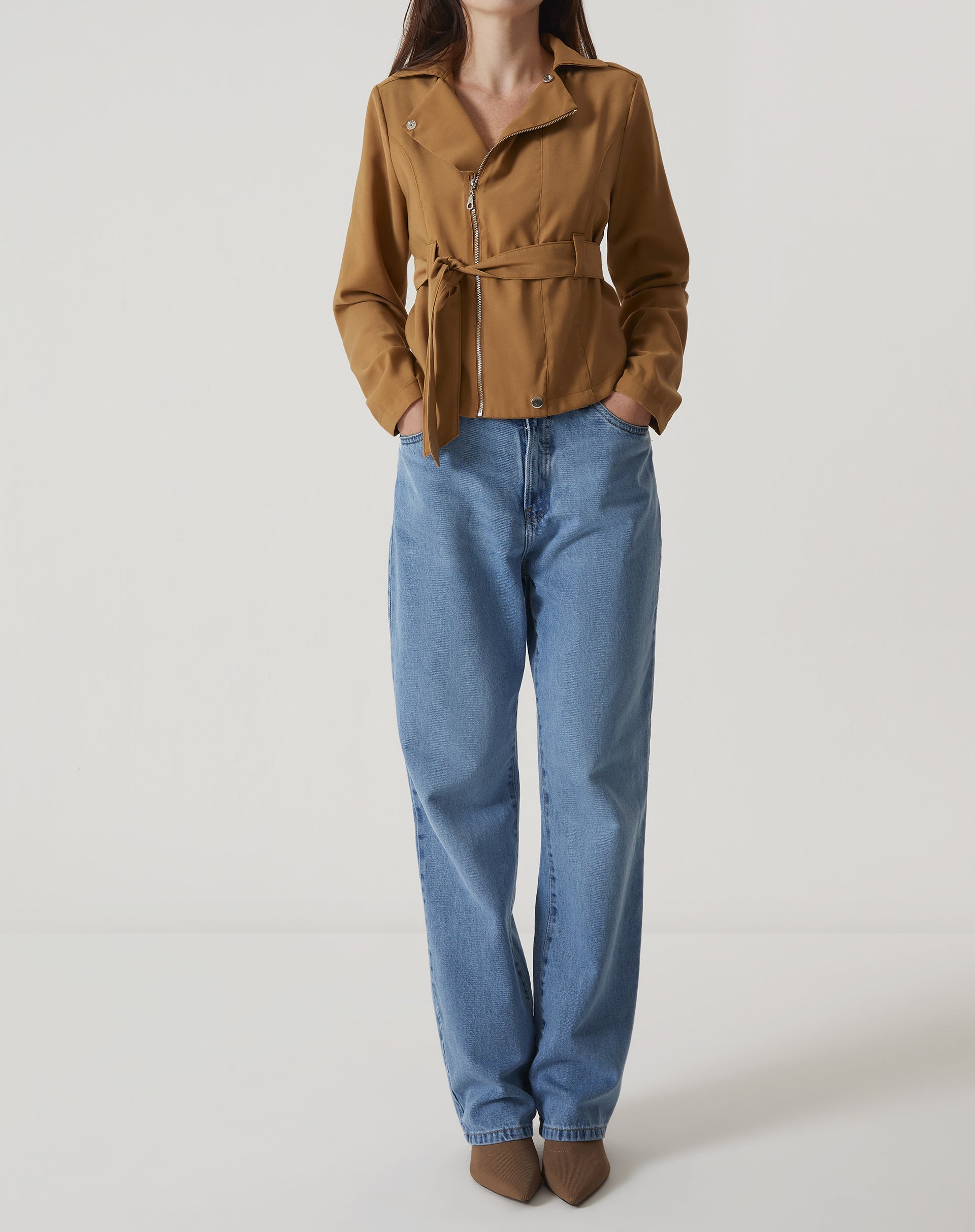 JAQUETA COM AMARRAÇÃO DE ALFAIATARIA - MARROM