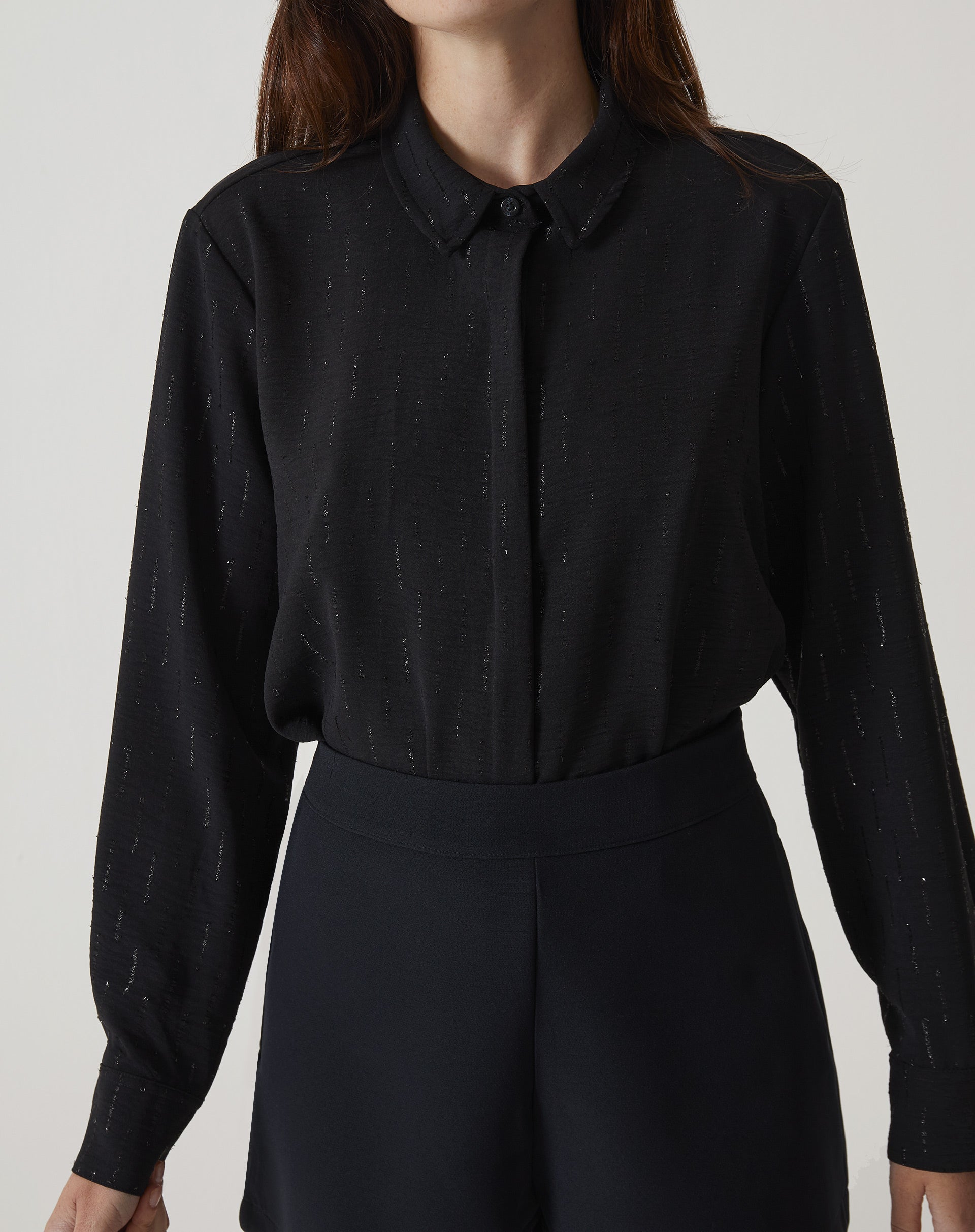 CAMISA MANGA LONGA BARRA ARREDONDADA - PRETO