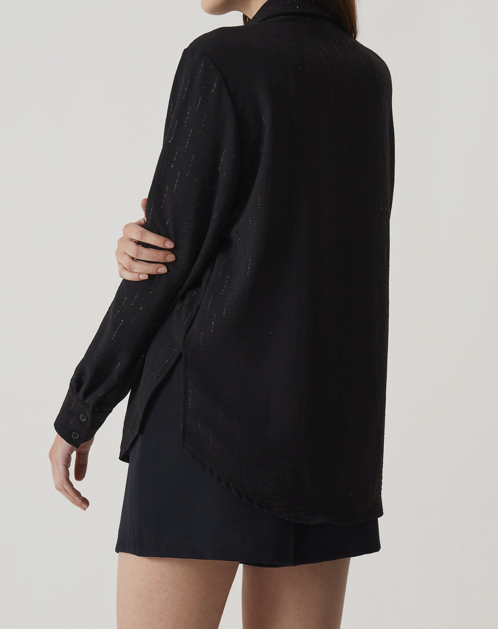 CAMISA MANGA LONGA BARRA ARREDONDADA - PRETO