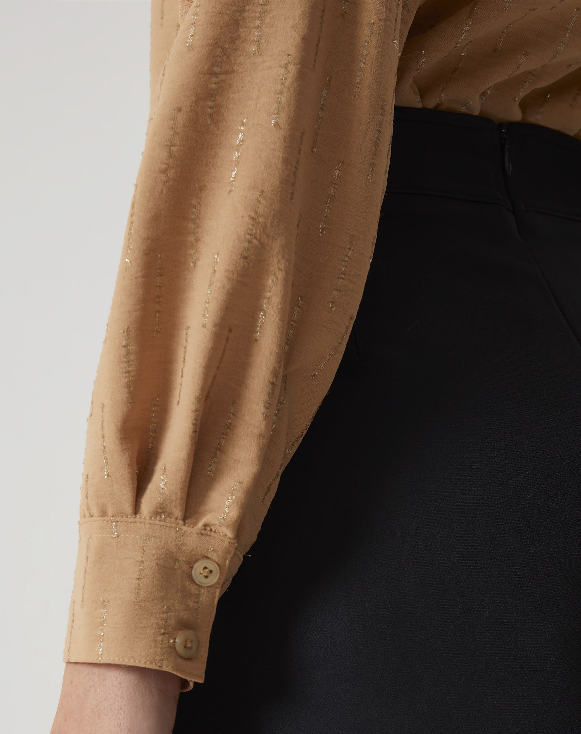 CAMISA MANGA LONGA BARRA ARREDONDADA - AREIA