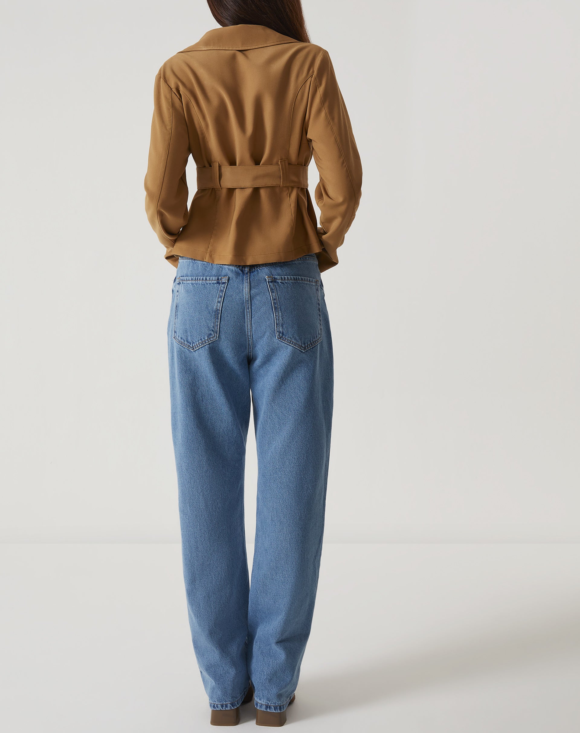 Vista traseira da calça jeans reta azul médio.