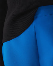 Vista traseira do shorts azul mostrando o design e ajuste.