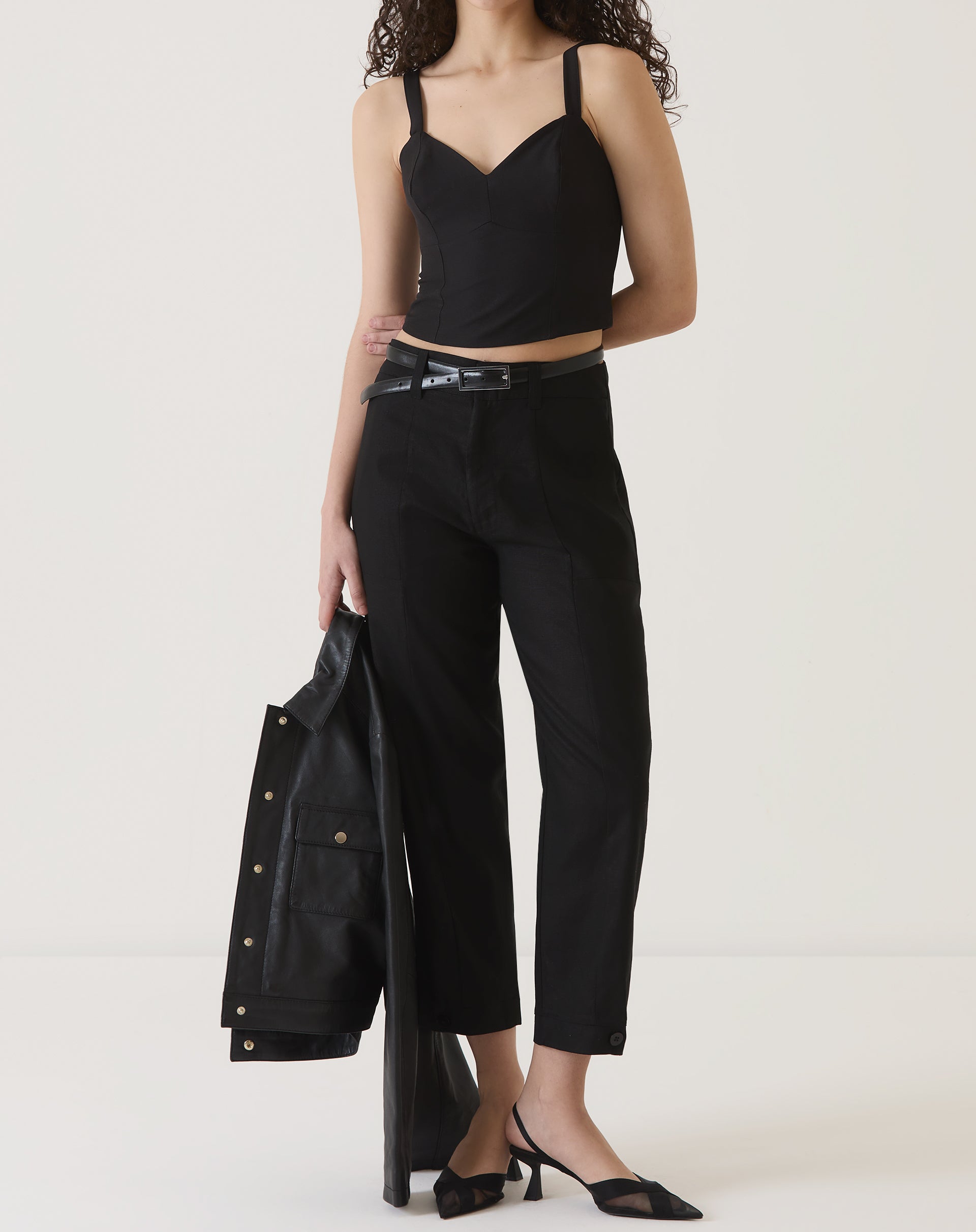 BLUSA COM ALÇAS DE ALFAIATARIA - PRETO