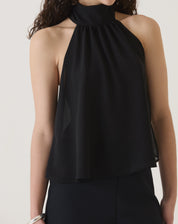 Detalhe do decote alto da blusa frente única com transparência.