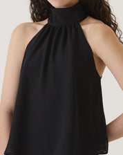 Vista frontal da blusa frente única com transparência em tecido preto.