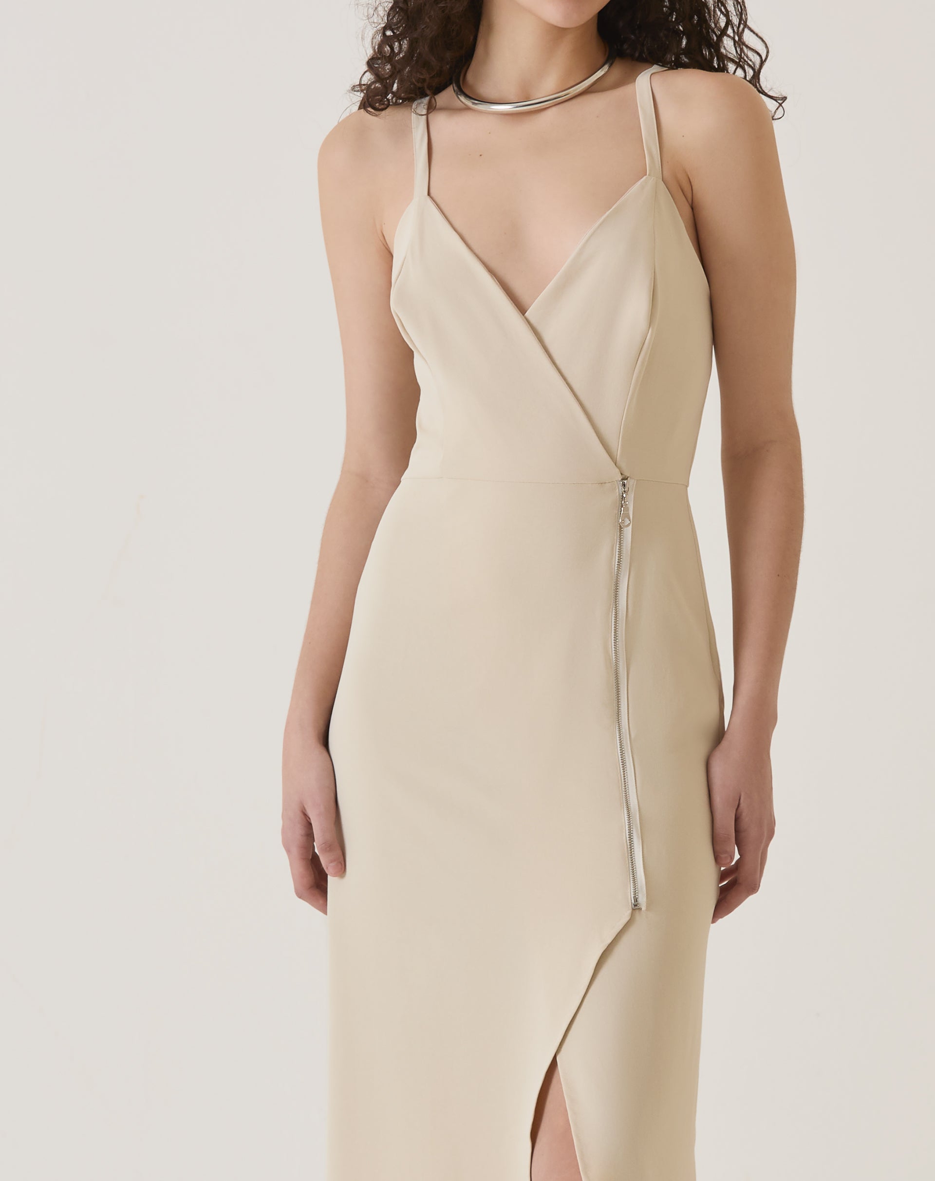 Detalhe da fenda frontal com zíper do vestido.