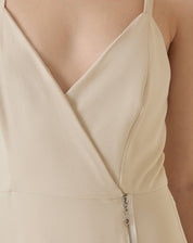 Close-up do tecido crepe e do decote em V.