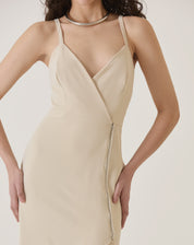 Detalhe do decote em V e alças finas do vestido.