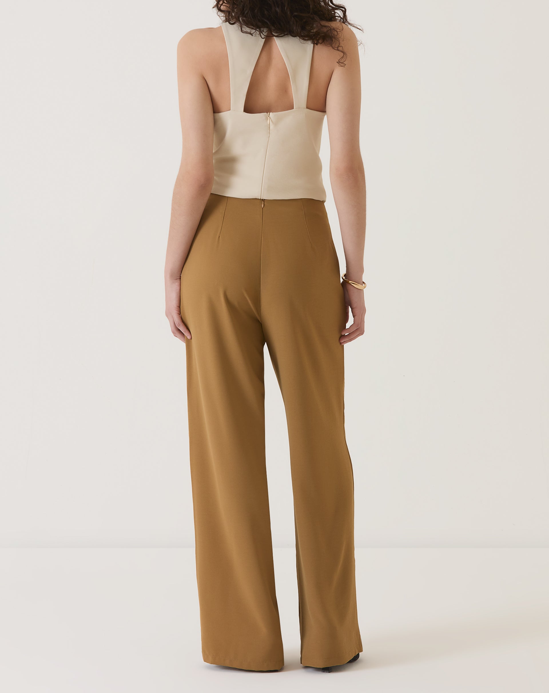 CALÇA COM BOLSOS DE ALFAIATARIA - MARROM