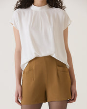 SHORTS COM PENCE DE ALFAIATARIA - MARROM