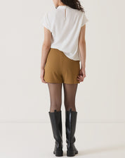 SHORTS COM PENCE DE ALFAIATARIA - MARROM