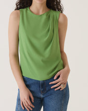 Blusa sem mangas de crepe verde vista de frente, destacando o tecido fluido e o design minimalista.